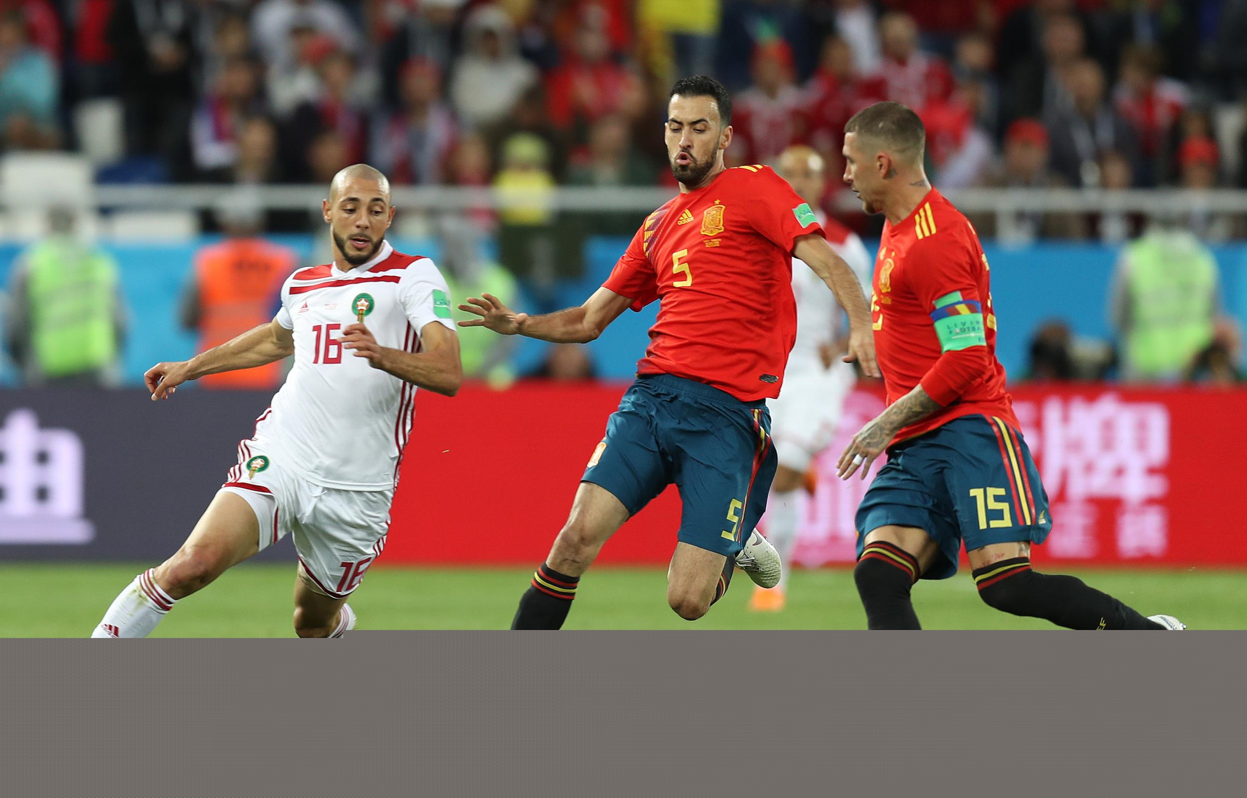 张琳艳赛后和凯莉交换球衣，后者直接把中国队球衣穿在身上