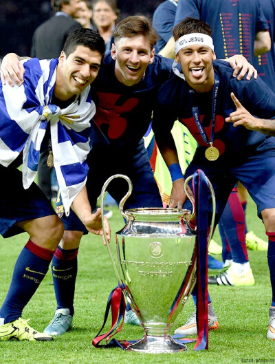 伯尔尼主帅谈骚乱：维拉球员在看台下庆祝，球迷认为被挑衅了