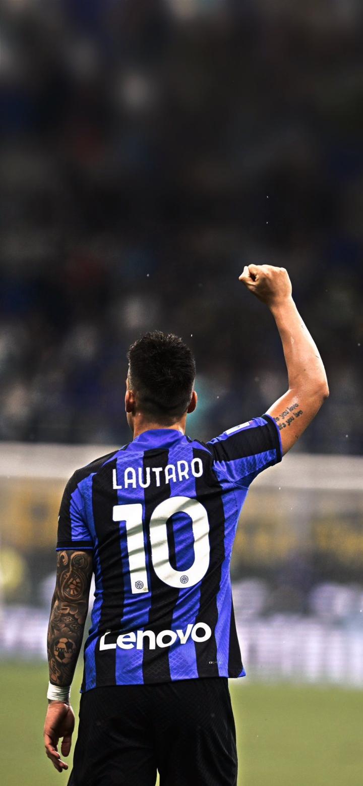 尤文全队和球迷一起出现在登机口，斯帕莱蒂和球迷们友好互动