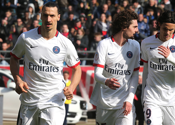 队友接连被罚下！维尼修斯讽刺裁判：多来点红牌吧！