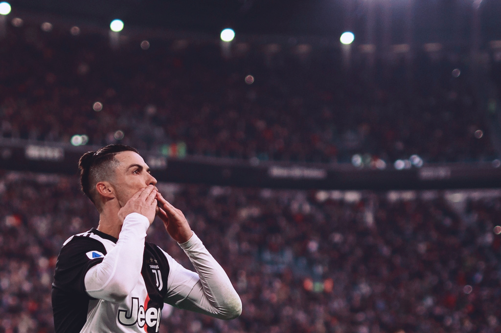 詹姆斯：亚当斯强的离谱，全队人加上教练组、安保才能卡住他